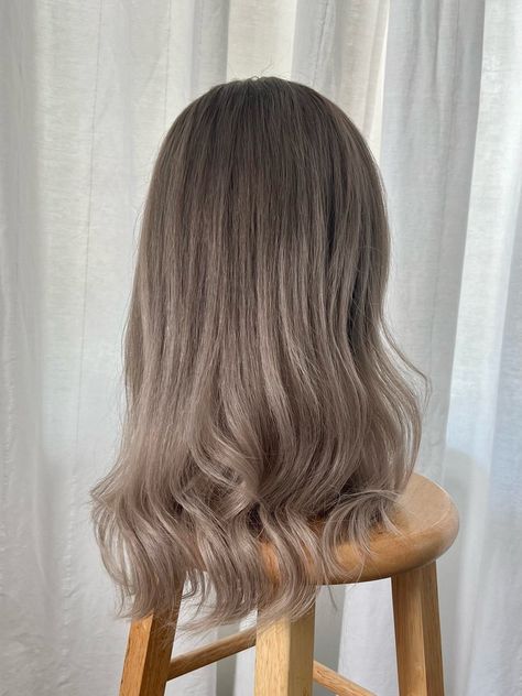 Ash Brown Hair Dark Roots, Blonde Melted Root, Light Frosted Brown Hair, Natural Light Brown Hair Color, Dark Root Melt, Dark Blonde Hair Balayage, Root Melt Balayage, Milk Tea Balayage, Melt Balayage