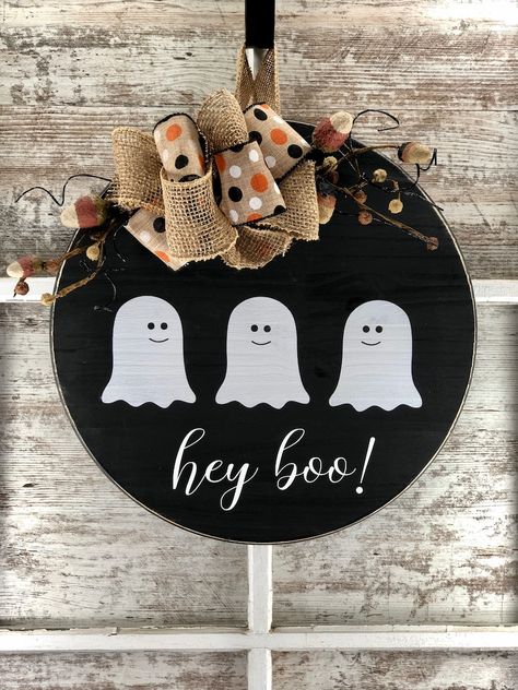 Hey Boo Halloween, Halloween Wood Signs, Halloween Wood Crafts, Door Signs Diy, Adornos Halloween, Hey Boo, Fall Halloween Crafts, Fall Crafts Diy, Halloween Door