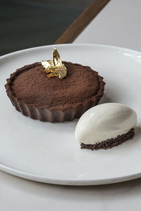 Plated Brownie Dessert, Bistro Desserts, Fancy Chocolate Desserts, Tart Plating, Milk Ice Cream Recipe, Caramel Tart Recipe, Restaurant Desserts, Salted Caramel Tart, Fine Dining Desserts