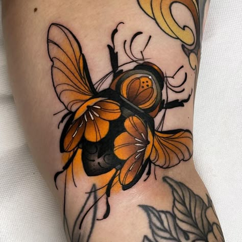 Beetle Tattoo, Neo Tattoo, Traditional Tattoo Inspiration, Nouveau Tattoo, Neotraditional Tattoo, Insect Tattoo, Bug Tattoo, Tatuaje A Color, Bee Tattoo