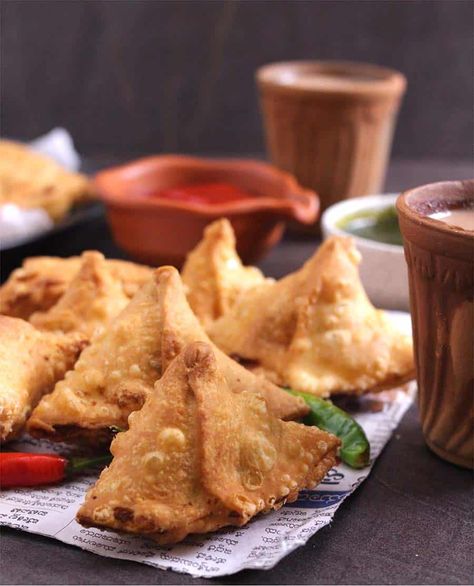 SAMOSA RECIPE | HOW TO MAKE SAMOSA Indian Samosa Recipe, Austrian Bread, Aloo Samosa, Vienna Bread, How To Make Samosas, Chicken Keema, Samosa Chaat, Mint Chutney, Ketchup Sauce