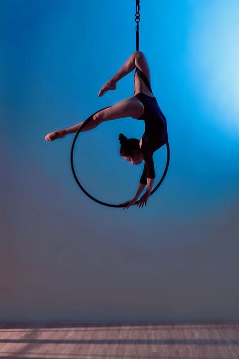 Aerial Acrobatics Drawing, Aerial Hoop Poses Drawing, Acrobat Aesthetic Female, Aerial Gymnastics Poses, Lyra Photoshoot Poses, Aerial Lyra Poses, Aerial Hoop Photoshoot Poses, Aerial Arts Photography, Lyra Hoop Poses