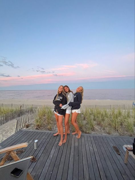 Beachy Outfit, Aesthetic Beachy, Beach Week, Summer Picture Poses, Oversized Hoodies, Hoodies For Women, Sunset Pics, Summer Goals, Summer Friends