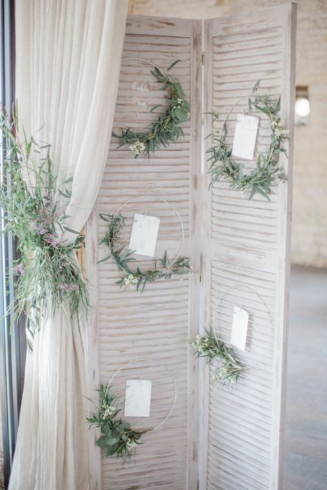 Shutter Door Ideas, Rustic Chic Wedding Ideas, Wooden Window Shutters, Wedding Backdrop Ideas, Outdoor Country Wedding, Vintage Shutters, Fall Barn Wedding, Wooden Window Frames, Flowers In Jars