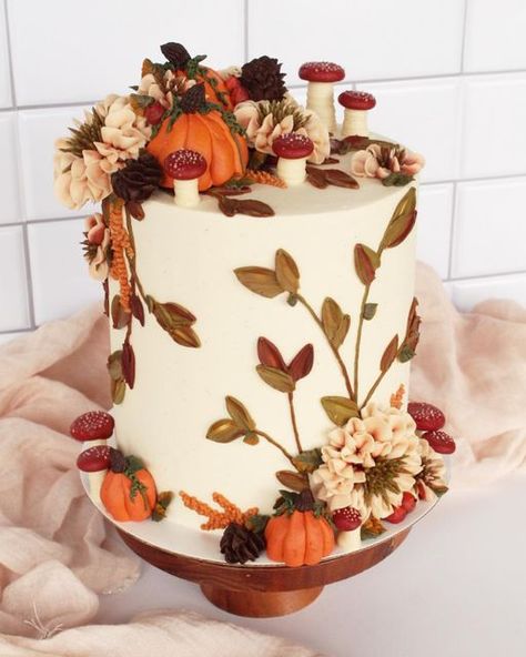 Sunflower Fondant Cake, Thanksgiving Birthday Cake Ideas, Simple Fall Themed Cakes, Vintage Fall Cake, Pumpkin Theme Cake, Fall Cakes Recipes, Fall Decorated Cakes, Pumpkin Themed Cake, Birthday Cake Ideas Simple