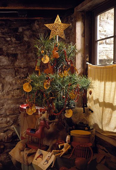 Purchased ornaments were expensive and often available only in large cities, so homemade treats and toys were customary tree decorations in the mid-1800s. Tabletop trees were the norm until the Victorian era. Homemade Christmas Tree Decorations, Primitive Country Christmas, Homemade Christmas Tree, Primitive Christmas Decorating, Country Christmas Trees, Deco Champetre, Prim Christmas, Colonial Christmas, Simple Christmas Tree