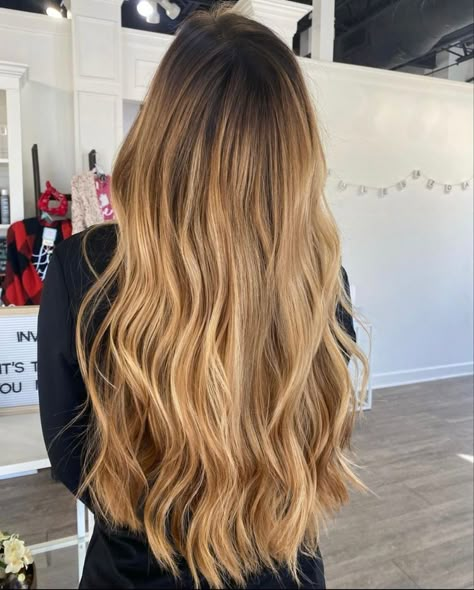 Dark To Honey Blonde Hair, Caramel Blonde Dark Roots, Dark Root Golden Blonde Balayage, Brown To Golden Blonde Ombre, Golden Hair With Dark Roots, Caramel Blonde With Dark Roots, Dark Brown To Honey Blonde Balayage, Golden Brown Hair With Dark Roots, Blonde Balayage Golden Honey