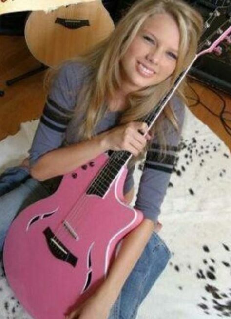 Young Taylor Country Taylor, Photo Of Taylor Swift, Taylor Swift Guitar, Young Taylor Swift, Taylor Swift Debut, Taylor Swift Photoshoot, Taylor Swift Fotos, Pink Guitar, Baby Taylor