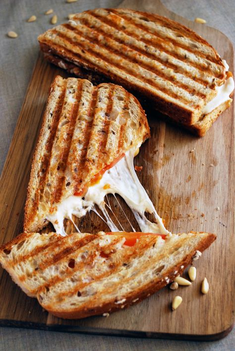 Pesto Panini, Sun Dried Tomato Pesto, Grilled Sandwiches, Panini Recipes, Plats Healthy, Panini Sandwiches, Patty Melt, Tomato Pesto, Grilled Sandwich