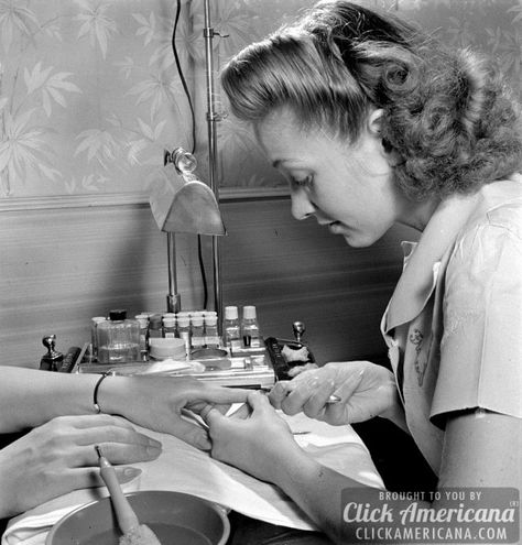 A visit to the beauty salon in 1942 Beauty Salon Services, Vintage Beauty Salon, Vintage Nails, Retro Beauty, Beauty Salon Decor, Glamorous Hair, Nail Art Disney, Beauty Parlor, Salon Services