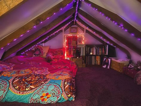 Triangle Bedroom Ideas, Attic Bedroom Ideas Angled Ceilings, Attic Bedroom Ideas, Sky Room, Attic Ideas, Attic Bedroom Designs, Aesthetic Bedroom Ideas, Neon Room, Attic Bedroom