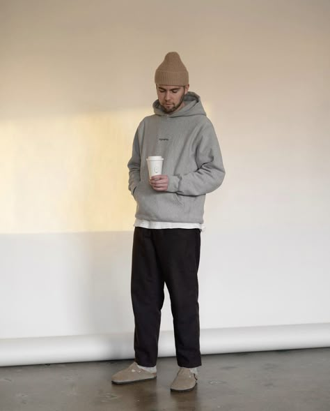 Going To Get Coffee Outfit, Men’s Crew Neck Sweater Outfit, Men’s Clogs Birkenstock, Men’s Birkenstocks Outfit Boston, Men Lounge Outfit, Men Birkenstock Clog Outfit, Men Clogs Outfit, Birckingstock Outfit Men, Men’s Birkenstocks Outfit