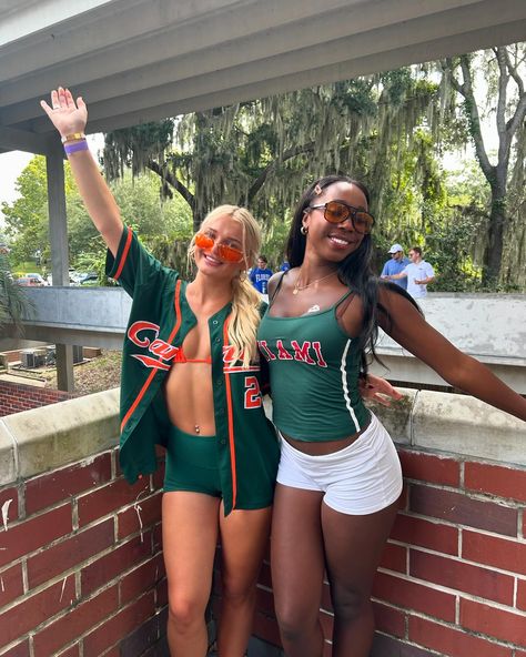 Umiami College Aesthetic, Umiami College, Pool Outfit Ideas, U Of Miami, U Miami, College Tailgate Outfit, College Core, Pool Outfit, Miami Outfit