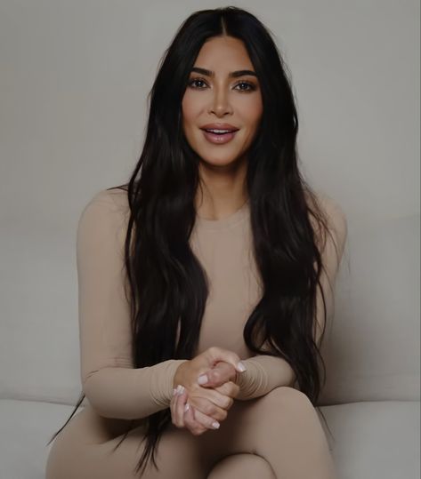 Instagram: @yuriaec Kardashian Long Hair, Kim Kardashian Long Hair, Kim Kardashian Family, Kim Kardashian Kylie Jenner, Khloe K, Kim Kardashian Outfits, Kardashian Outfit, Kardashian Family, Kim Kardashian Style