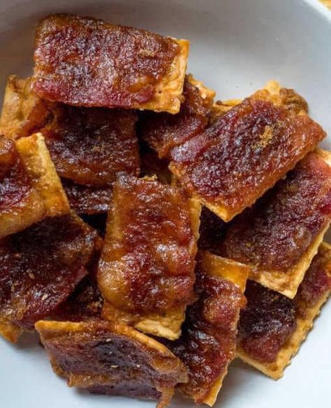 Candied Bacon Crackers - Easy DIY Recipes Candied Bacon Crackers, Bacon Crackers, Bacon Cracker, Sour Cream Dip, Butter Crackers, Cream Dip, Candied Bacon, 12 Tomatoes, Salty Snacks