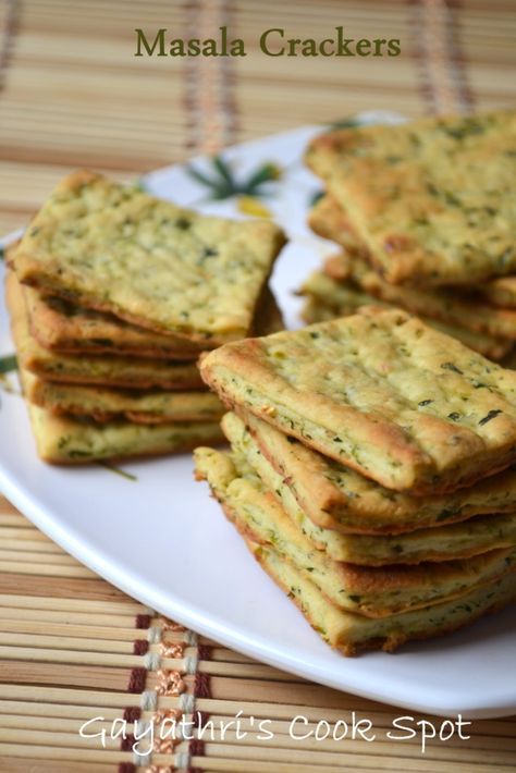 Masala Crackers, Chocolates Cakes, Savoury Crackers, Savoury Biscuits, Homemade Crackers, Vegetarian Snacks Recipes, Dry Snacks, Sticky Buns, Cracker Recipes