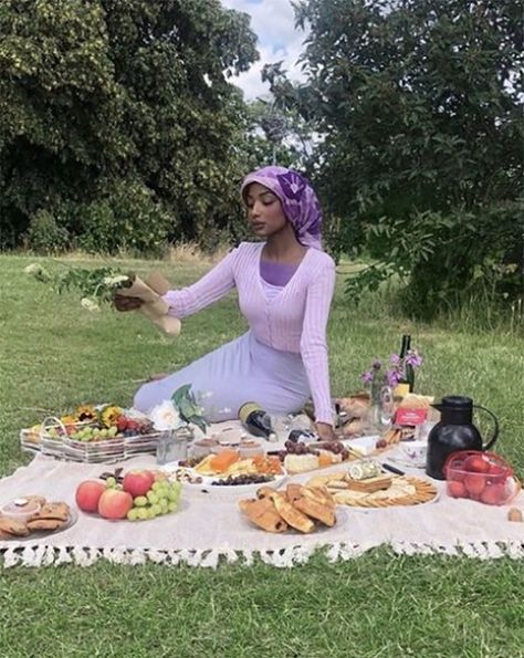 Hijab-Fashion Hijabi Picnic, Aesthetic Outfits Hijab, Feminine Black Women, Black Cottagecore, Picnic Aesthetic, Picnic Inspiration, Picnic Date, Black Femininity, Photoshoot Themes