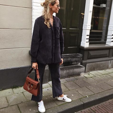 VEJA - OFFICIAL ACCOUNT on Instagram: “#TGIF. Our Esplar White Marsala are made out of leather, organic cotton and wild rubber from the Amazonian forest. Available on veja.store.…” Veja Esplar Outfit, Veja Esplar, Anouk Yve, Veja Shoes, Tegucigalpa, Scandinavian Fashion, Fashion 101, Looks Style, Look Cool