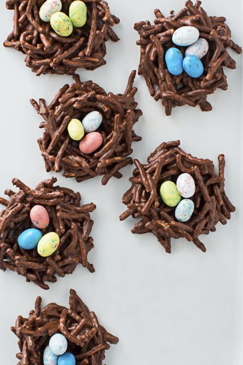 You have to try the Bunny Butt Pretzels or Easter is canceled. Chocolate Covered Pretzel Sticks, Chocolate Nests, Diy Osterschmuck, Easy Easter Desserts, Easter Nests, Easter Menu, Easter Dinner Recipes, Bake Cookies, Easter Decorations Dollar Store