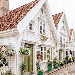 Garden Vase, Weatherboard House, Little Cottages, Dream Cottage, Casa Exterior, Green Door, White Cottage, House Goals, Cozy Cottage