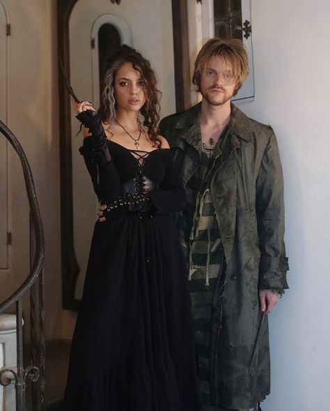 Claudia Sulewski and Finneas O’Connell as Bellatrix Lestrange and Sirius Black for Halloween 2021 Bellatrix Lestrange Costume Diy, Bellatrix Lestrange Halloween Costume, Bellatrix Lestrange Halloween, Finneas And Claudia, Sirius Black Costume, Bellatrix Lestrange Costume, Coraline Halloween Costume, Harry Potter Bellatrix Lestrange, Harry Potter Halloween Costumes