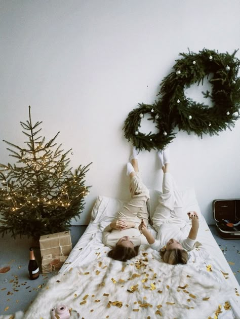 Minimalistic Christmas Photoshoot, Bed Christmas Photoshoot, Christmas Studio Photoshoot, Air Force Christmas, Christmas Mini Shoot, Diy Christmas Photo, Christmas Studio, Christmas Session, Christmas Poses