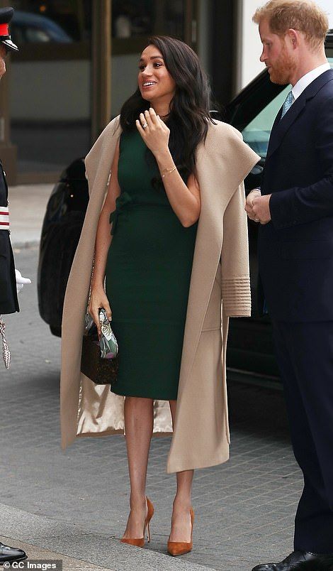 Estilo Meghan Markle, Princ Harry, Green Dress Outfit, Meghan Markle Outfits, Hunter Green Dresses, Prinz Harry, Meghan Markle Style, Principe Harry, Estilo Real