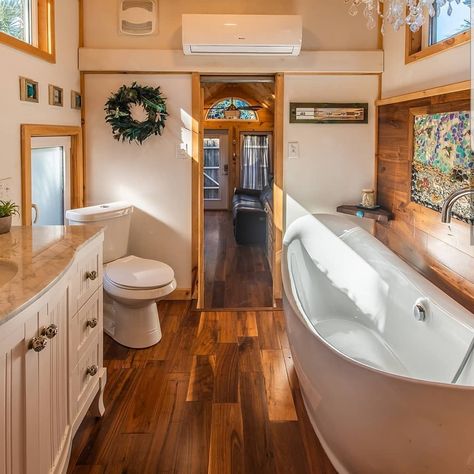 A soaking tub in a TINY house?! 😍 That's amazing! What do you think of this cute home? SWIPE to see the rest of it! 👀 TAG a friend who… Wohne Im Tiny House, Tiny House Company, Small Tiny House, Tiny House Interior Design, Tiny House Nation, Tiny House Loft, Tiny House Trailer, Best Tiny House, Tiny House Inspiration