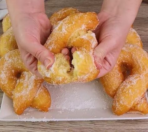 Olive Garden Donuts Recipe, Italian Donuts Recipe, Italian Doughnuts Recipe, Portuguese Donuts Recipe, Lemon Filled Donuts Recipe, Chocolate Filled Donut Recipe, Italian Donuts Bomboloni, Italian Donuts, Doughnut Recipe Easy