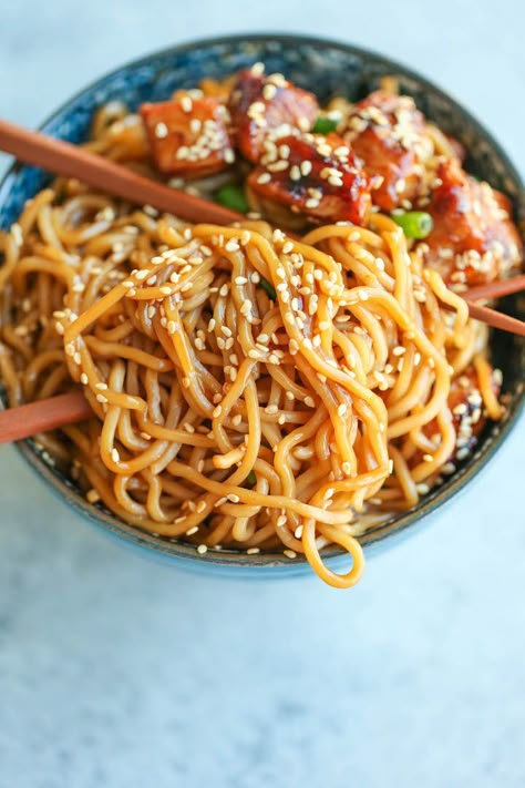 Teriyaki Chicken Noodle Bowls - A quick fix dinner made in less than 30 min. And the teriyaki sauce is completely homemade and way better than store-bought! Teriyaki Chicken And Noodles, Teriyaki Chicken Noodles, Hibachi Noodles, Ayam Teriyaki, Noodle Bowls Recipes, Pollo Teriyaki, Bowl Of Noodles, Chicken And Noodles, Asian Dish