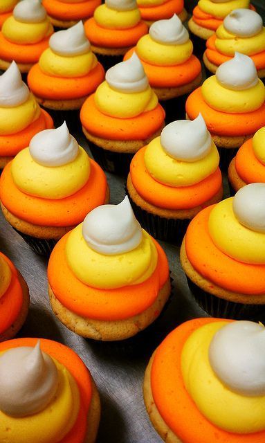 Corn Cupcakes, Candy Corn Cupcakes, Halloween Punch, Pastel Cupcakes, Fall Cupcakes, Halloween Cake, Wedding Cakes With Cupcakes, Köstliche Desserts, Fall Treats