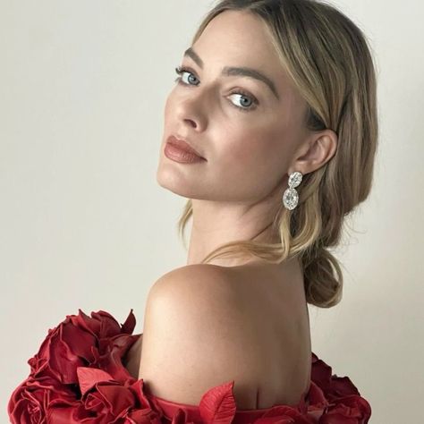 margot robbie icon (made by me) Margot Robbie Photoshoot, Margaret Robbie, Margot Robbie Style, Dakota Johnson Style, Face Flower, Critics Choice Awards, Critic Choice Awards, Bedroom Walls, Girls Rules