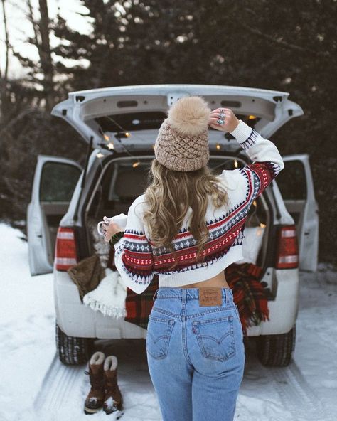 Courtney Steeves, Outfitters Clothes, Winter Road Trip, Camping Lake, Winter Mode Outfits, Lake Camping, Winter Road, Looks Country, Winter Photoshoot