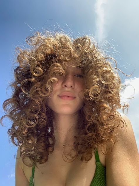 Short Curly Beach Hair, Curly Beach Hair, Curls Aesthetic, Curly Light Brown Hair, Hair Motivation, Hair Styels, Hair Color Options, Haircuts For Curly Hair, Beautiful Curls