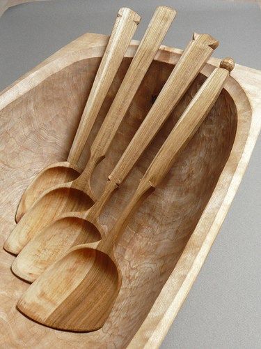 carved bread dough bowl Wooden Spoon Carving, Carved Bowl, Wood Spoon Carving, Carved Spoons, Green Woodworking, Wooden Carving, Wood Utensils, Wooden Kitchen Utensils, Spoon Carving