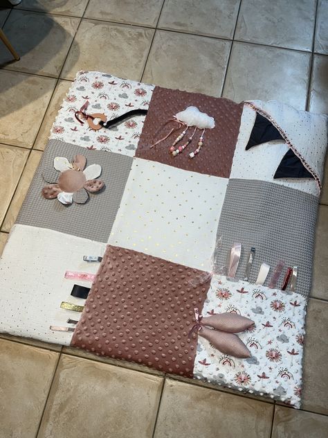 Baby Floor Mat Diy, Baby Playmat Quilt, Baby Clothes Blanket, Crochet Baby Projects, Baby Floor Mat, Baby Diy Projects, December Baby, Handmade Baby Shower Gift, Baby Toys Diy