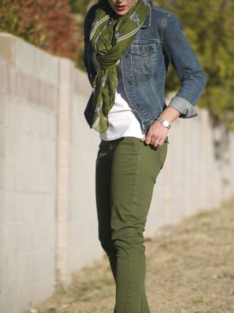 Green Pants Outfit, Olive Pants, Boating Outfit, Green Jeans, Mode Casual, Amazing Outfits, Green Pants, Fashion Over 50, Stitch Fix Style