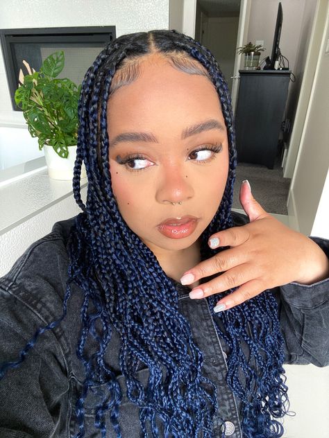 Different Colour Box Braids, Midnight Blue Box Braids, Deep Blue Braids, Dark Blue Box Braids, Blue Knotless Box Braids, Midnight Blue Braids, Blue Goddess Braids, Blue Braids For Black Women, Dark Blue Braids