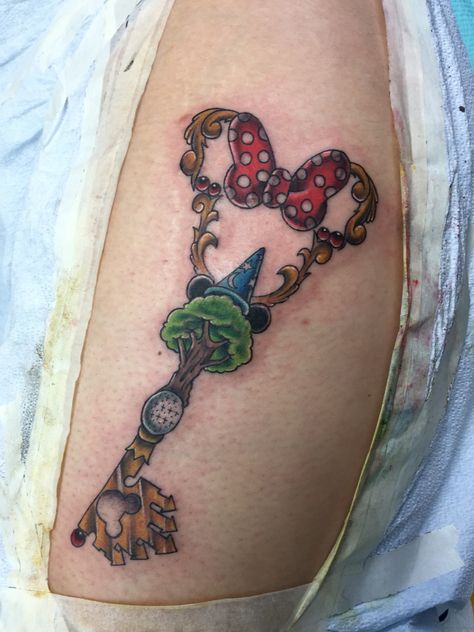 Disney key Disney Key Tattoo Ideas, Disney Key Tattoo, Key Tattoo Ideas, Key Drawing, Feather Outline, Key Drawings, Disney Watercolor, Tattoos Watercolor, Tattoo Disney