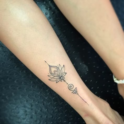 lotusblume-tattoo-bedeutung-unalome-symbol-für-neuanfang-tätowierung-am-bein-symbole-buddhismus Lotus Flower Tattoo Meaning, Flower Leg Tattoos, Lotusblume Tattoo, Small Lotus Flower Tattoo, Small Lotus Tattoo, Lotus Flower Tattoo Design, Lotus Tattoo Design, Flower Tattoo Meanings, Polynesian Tattoos