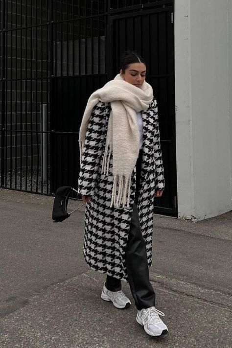 Black And White Checkered Coat Outfit, Black And White Plaid Coat Outfit, Checkered Coat Outfit, Plaid Trench Coat Outfit, Checked Outfit, Long Black Wool Coat, Wool Coat Outfit, Winter Coat Trends, Neon Pants