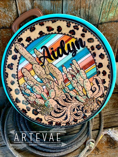 Custom tooled leather designs by Tsmra @artevae Leather Rope Cans, Tooled Leather Tattoo, Handmade Leather Work, Leather Goodies, Leather Embroidery, Custom Leather Work, Diy Leather Earrings, Leather Tooling Patterns, Tooling Patterns