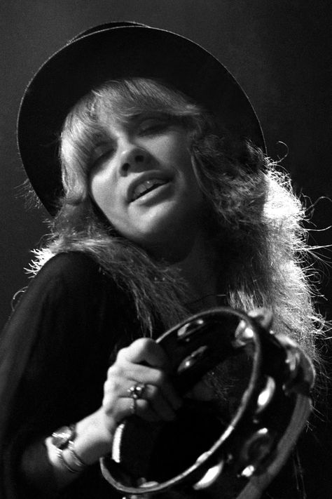 Stevie Nicks Pictures, Stevie Nicks Young, Stevie Nicks Style, Stephanie Lynn, Stevie Nicks Fleetwood Mac, Women Of Rock, Old Singers, Tambourine, Justin Timberlake