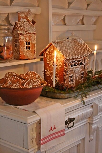 I love the simplicity of the gingerbread houses decorated only with frosting, instead of loaded with candy. So pretty! Julkransar Diy, Vibeke Design, Gingerbread House Cookies, Swedish Christmas, Christmas Gingerbread House, Christmas Feeling, God Jul, Gingerbread Houses, Noel Christmas