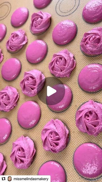 Decorated Macarons Ideas, Macaron Packaging Ideas, Meringue Flowers, Macarons Design, Rosette Macarons, Flower Flavored Macarons, Flower Macarons, Flower Shaped Macarons, Macaron Designs