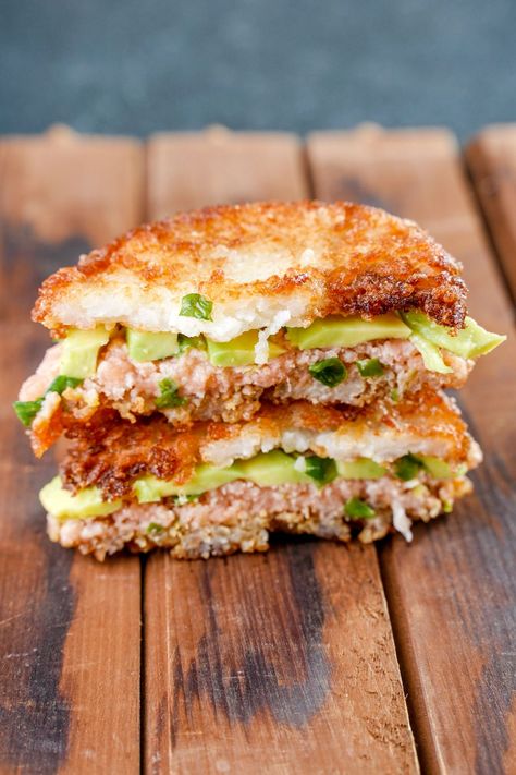 Rice Burger, Crispy Rice Sandwich, Leftover Rice Ideas, Rice Crispies Recipe, Baked Burgers, Salmon Soy Sauce, Burger Toppings, Cooking White Rice, Raw Vegetables