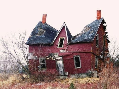 House Needs, Old Abandoned Buildings, Abandoned Homes, Abandoned Property, Beautiful Ruins, Old Abandoned Houses, Forgotten Places, Spooky Places, Abandoned Castles