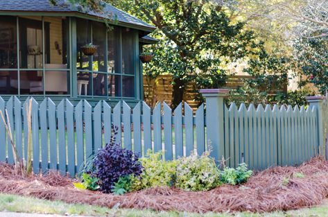 Vinyl Picket Fence, Picket Fence Panels, Garden Gate Design, Fence Pickets, Front Fence, Cottage Garden Design, Front Yard Fence, Farm Fence, White Picket Fence