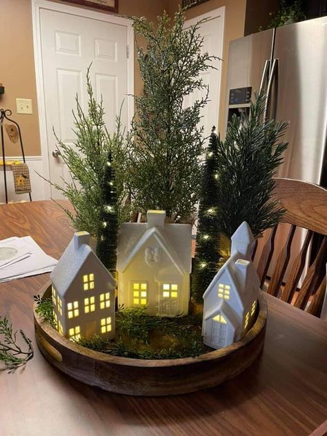 Boho Farmhouse Fall Decor, Thanksgiving Shelf Decor, Non Christmas Winter Decor, Christmas Decor 2022, Christmas Decor Inspiration, Country Christmas Decorations, Christmas Interiors, Minimalist Chic, Miniature Houses