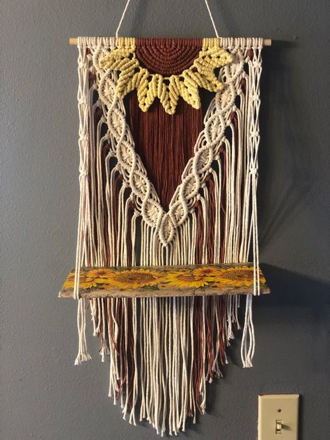 Sunflower Macrame Pattern, Sunflower Macrame Wall Hanging, Sunflower Macrame, Macrame Sunflower, Macrame Sun Wall Hanging, Cottagecore Macrame, Macrame Things, Macrame Projects Ideas, Lion Macrame Wall Hanging